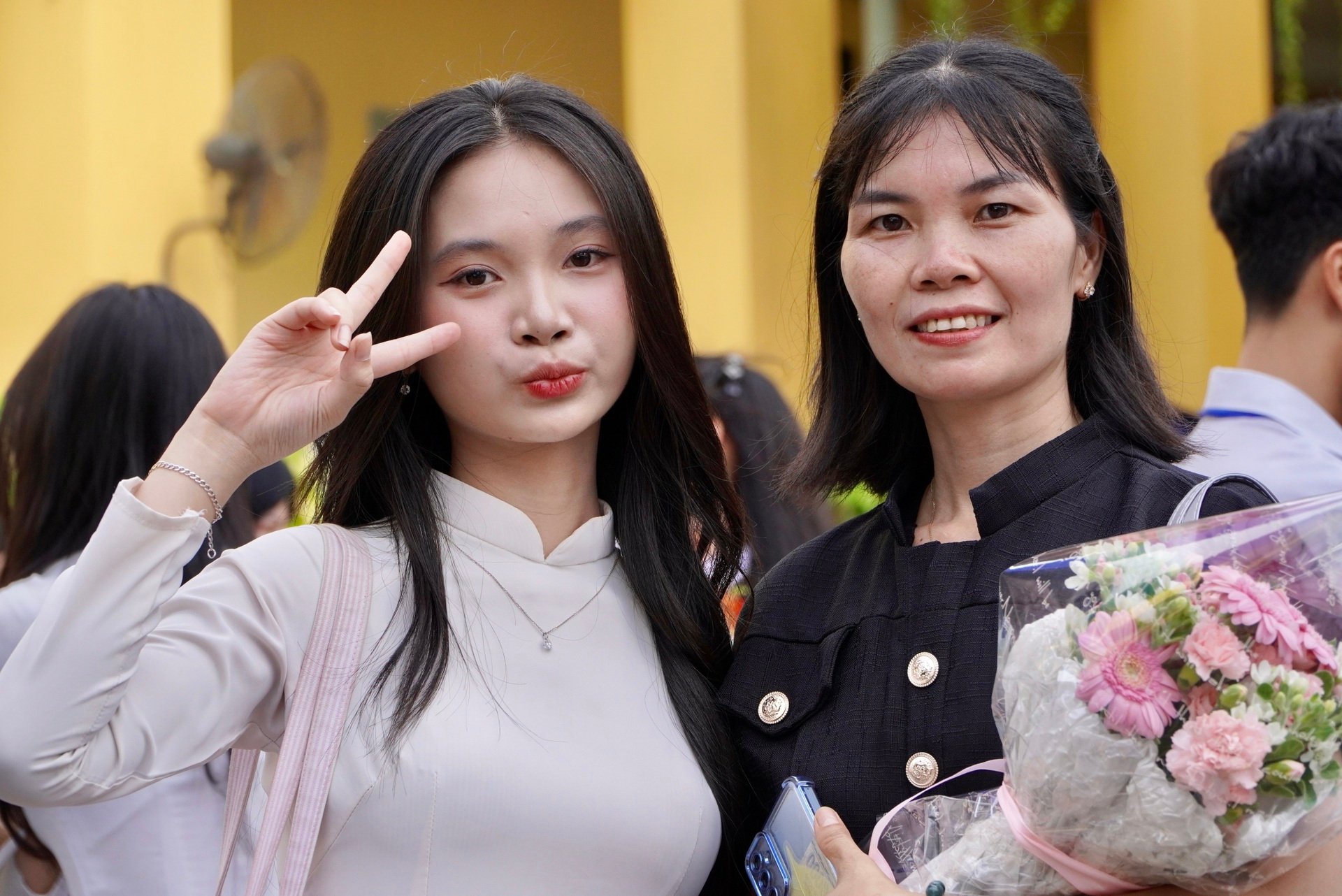 Nữ sinh lớp 12 bật khóc trong lễ tri ân: Em không muốn đơn độc nữa... - 21