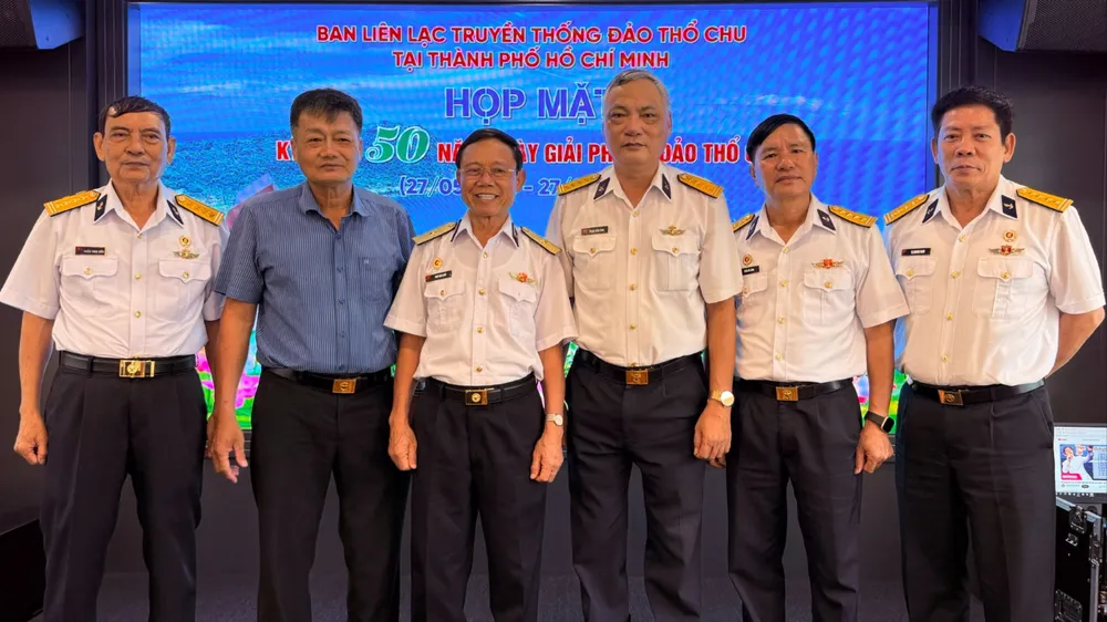 Hội viên Ban Liên lạc truyền thống Đảo Thổ Chu tại TPHCM tham dự buổi họp mặt chụp ảnh lưu niệm