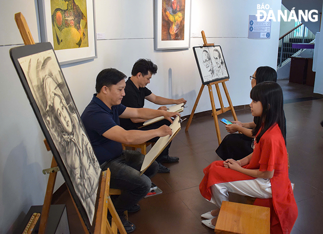 Các em nhỏ tham gia trải nghiệm hoạt động ký họa chân dung tại Bảo tàng  Mỹ thuật Đà Nẵng. Ảnh: ĐOÀN HẠO LƯƠNG