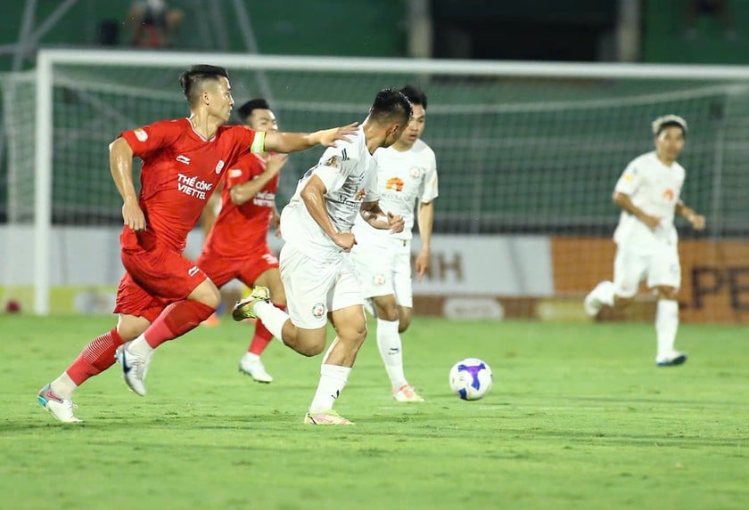 Thể Công (áo đỏ) đang khó khăn trong cuộc đua top 3