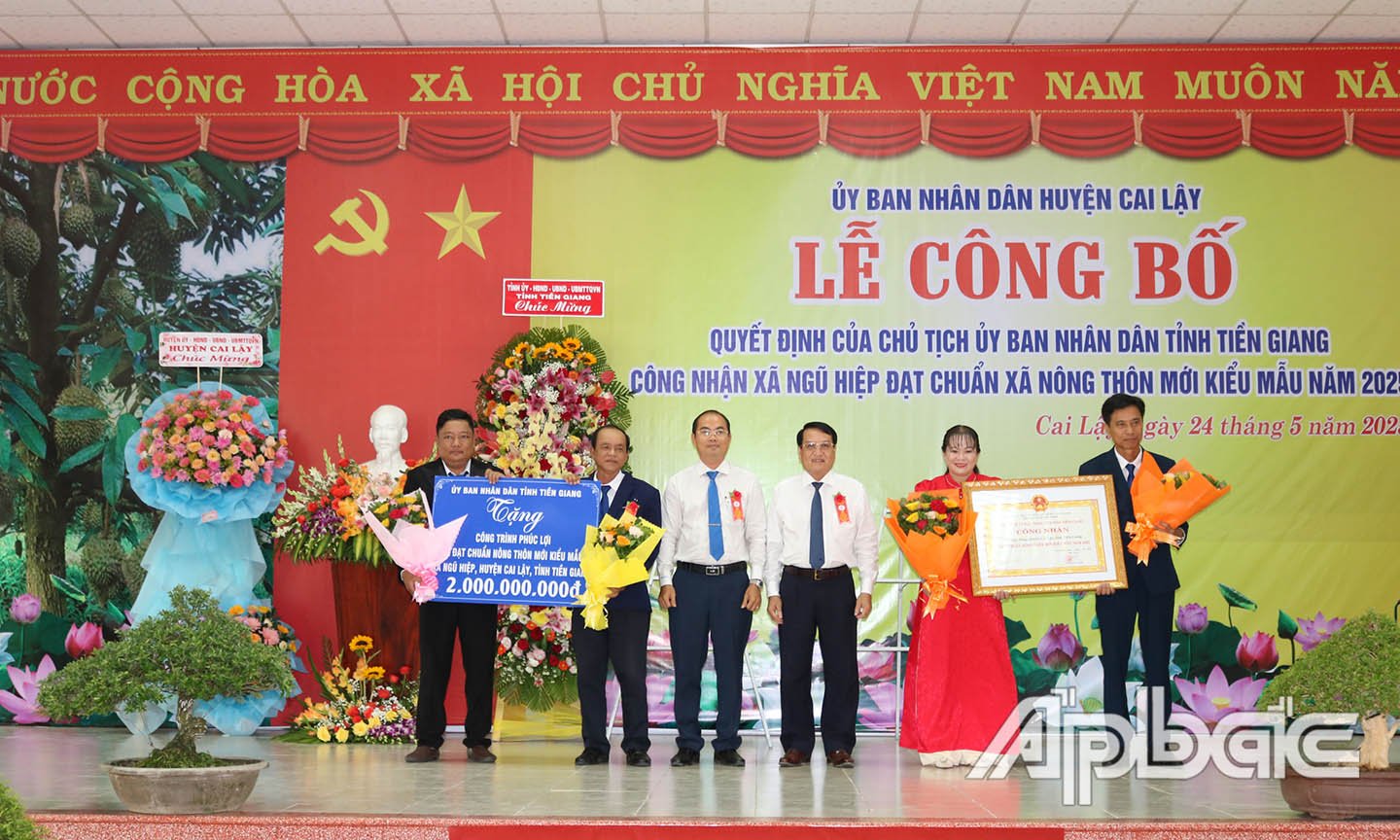 Trao bằng công nhận và công trình phúc lợi trị giá 2 tỷ đồng cho Đảng bộ, chính quyền và Nhân dân xã Ngũ Hiệp
