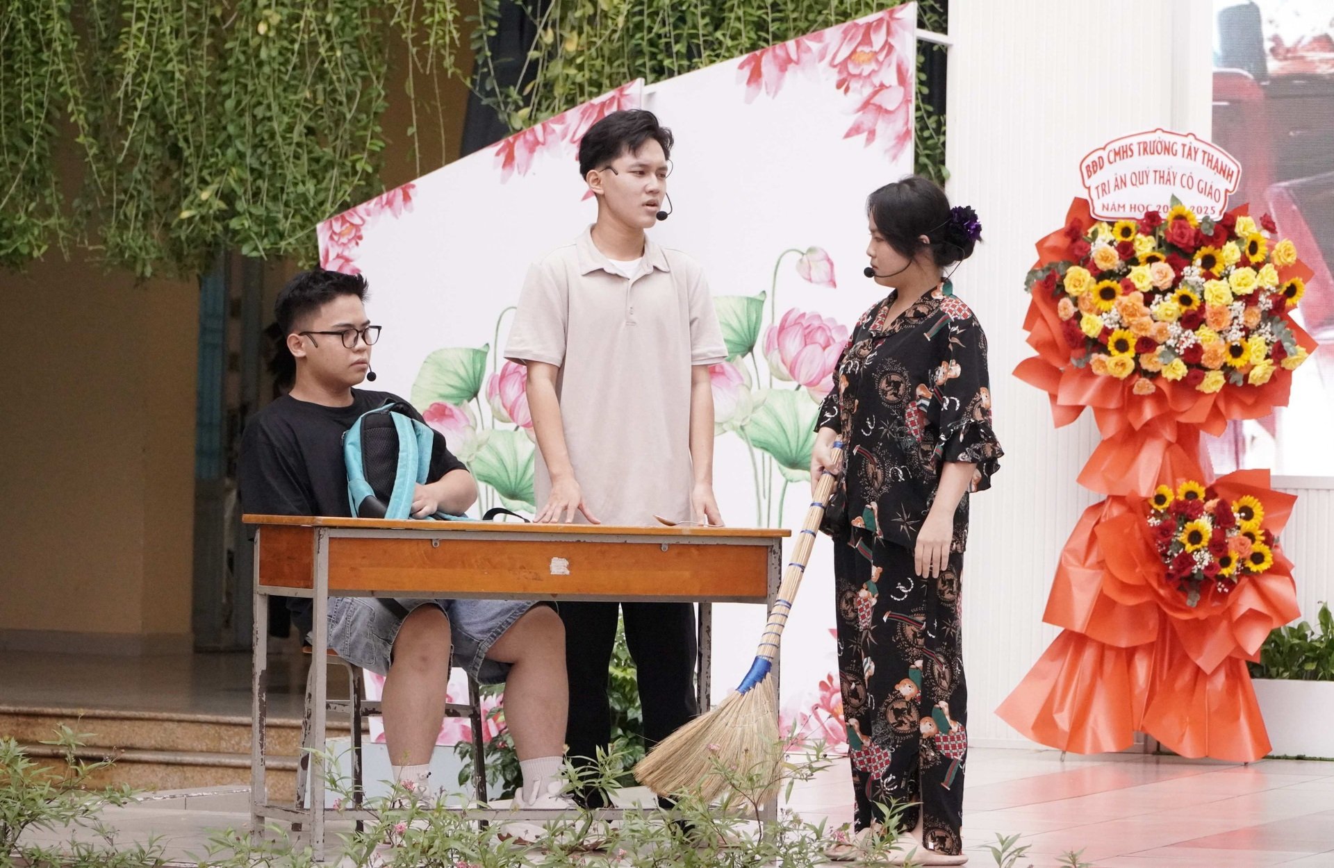 Nữ sinh lớp 12 bật khóc trong lễ tri ân: Em không muốn đơn độc nữa... - 9