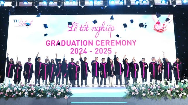 Lễ tốt nghiệp TH School Hòa Lạc: Học sinh cũ trở về khẳng định 1 điều, các phụ huynh nghe mà 'mát lòng' ảnh 3