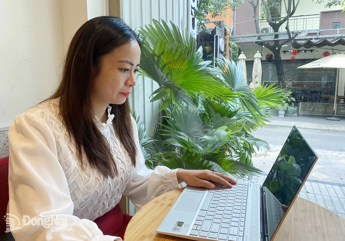 La Sra. Nguyen Thi Thu Linh es siempre proactiva en el aprendizaje y la aplicación de la tecnología de la información. Foto: Hai Yen    