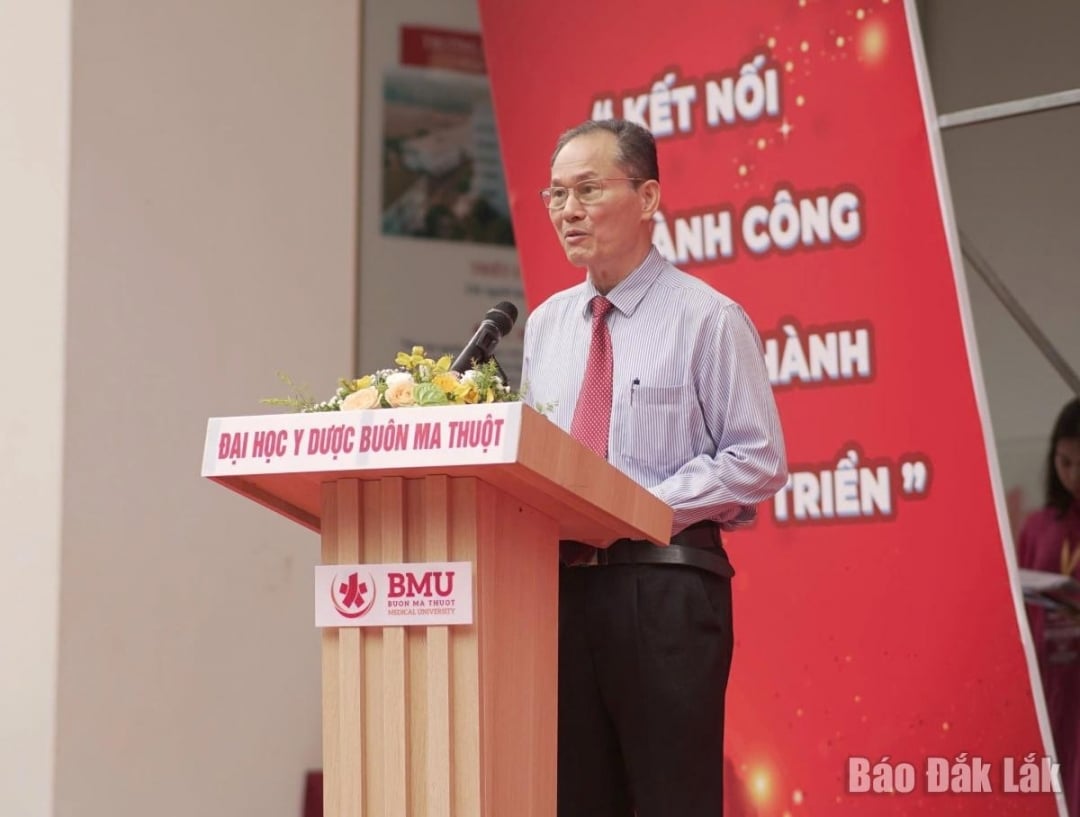 GS.TS, Bác sĩ cao cấp Cao Tiến Đức - Hiệu trưởng Trường Đại học Y Dược Buôn Ma Thuột  phát biểu tại ngày hội.