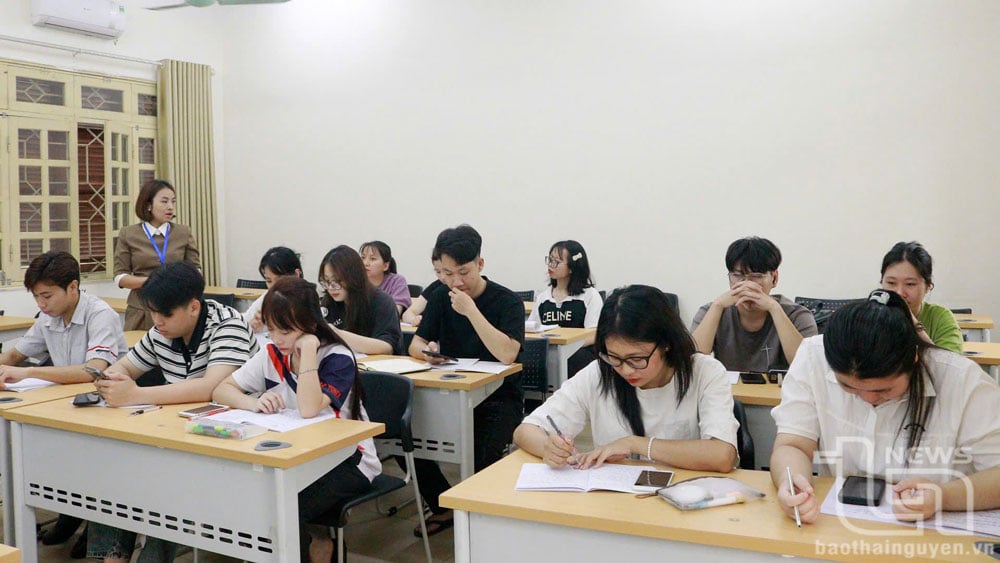 นักศึกษาสาขาวิชาการสื่อสารมวลชนศึกษาสาขาวิชาของตนในห้องเรียน