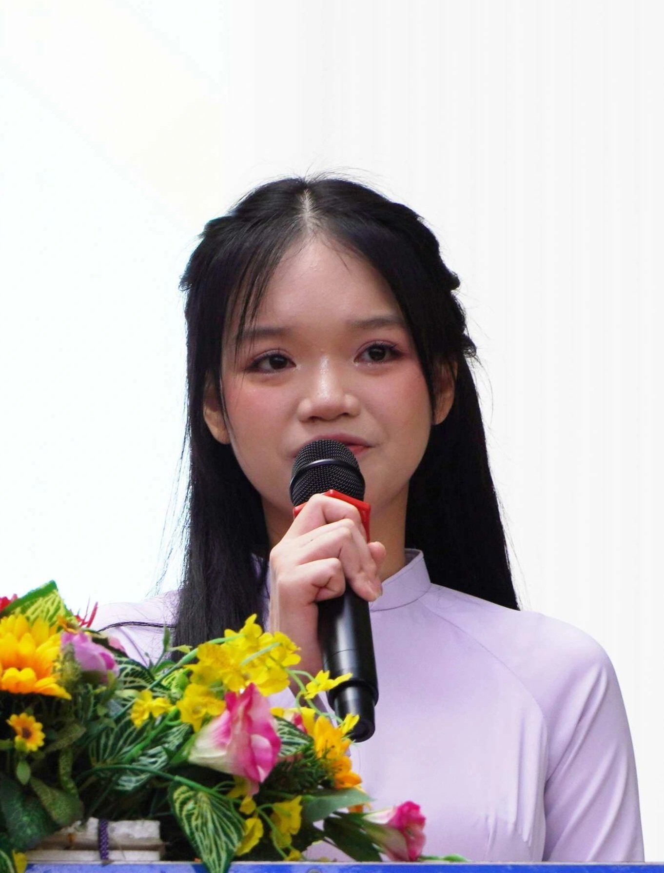 Nữ sinh lớp 12 bật khóc trong lễ tri ân: Em không muốn đơn độc nữa... - 7