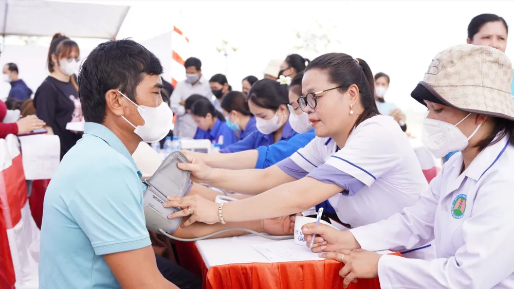 Khám bệnh, cấp phát thuốc miễn phí cho hơn 500 công nhân lao động ở Quảng Ngãi