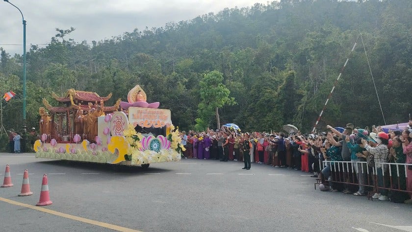 Từng dòng người nối dài đổ về khu vực Trung tâm Văn hóa Trúc Lâm Yên Tử để chờ đón khoảnh khắc linh thiêng khi xá lợi Đức Phật được rước về an vị tại Cung Trúc Lâm.