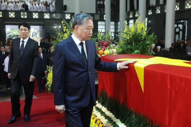 Tổng Bí thư Tô Lâm, Chủ tịch nước Lương Cường đi vòng quanh linh cữu lần cuối, tiễn biệt nguyên Chủ tịch nước Trần Đức Lương - Ảnh: TTXVN