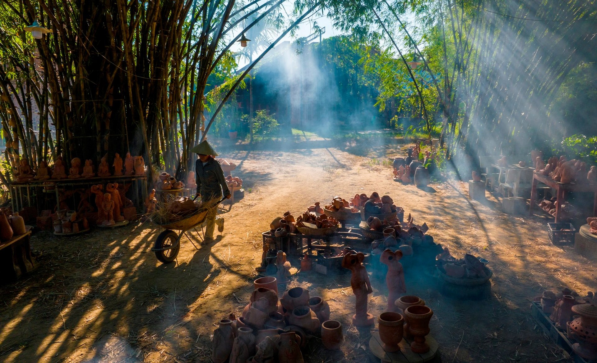 Bamboo banks and the incarnation of the earth. Photo: L.T.