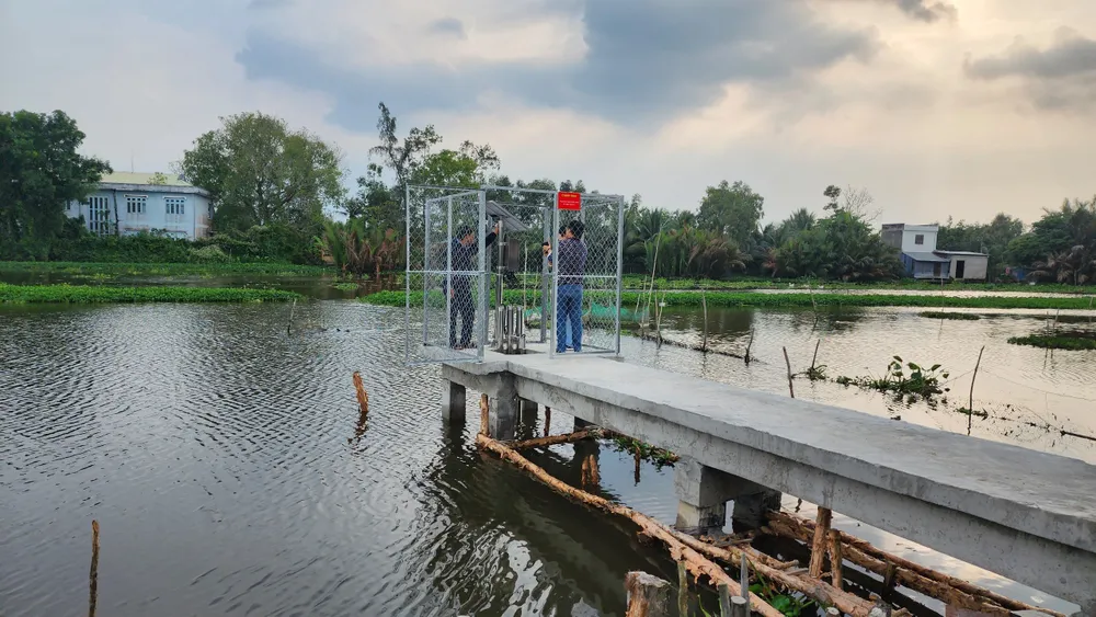 Une station de surveillance de la salinité dans le district de Long My, province de Hau Giang