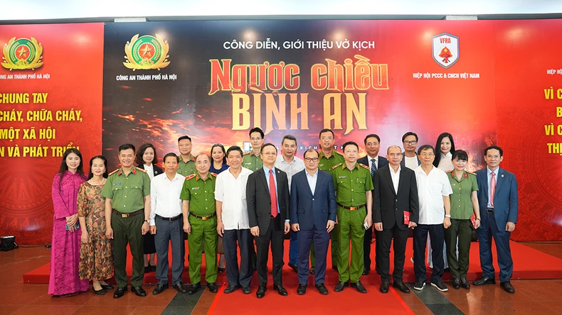 ការសម្តែងល្ខោនគោរពរូបភាពអ្នកពន្លត់អគ្គីភ័យ រូបថត ១