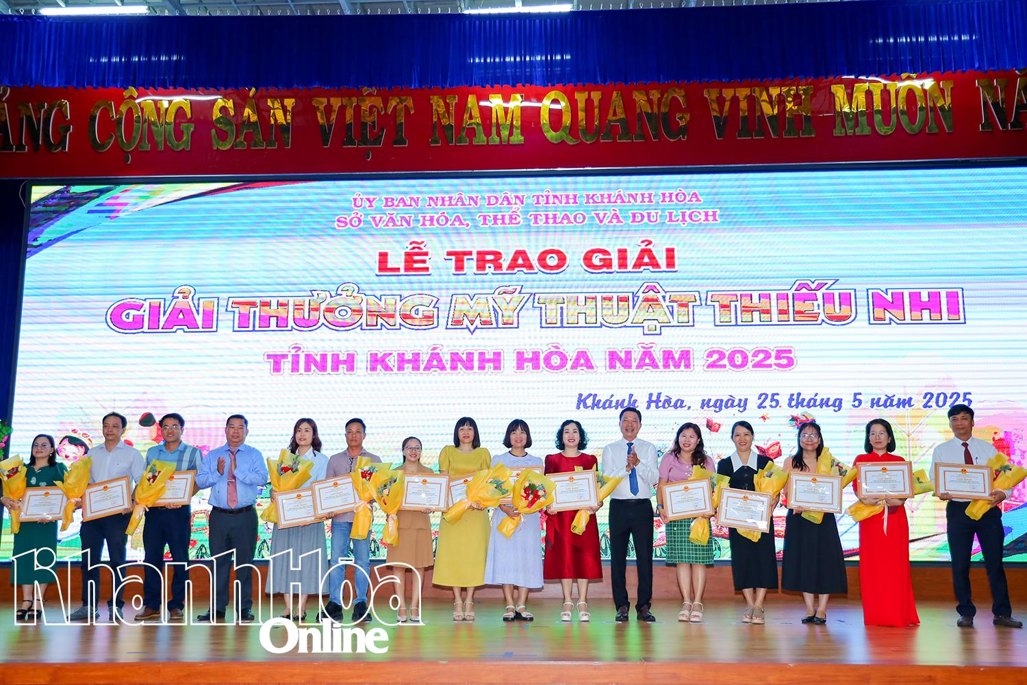 តំណាងគណៈកម្មាធិការរៀបចំការប្រលងបានប្រគល់ប័ណ្ណសរសើរពីមន្ទីរវប្បធម៌ កីឡា និងទេសចរណ៍ ដល់សមូហភាពដែលមានស្នាដៃឆ្នើម។