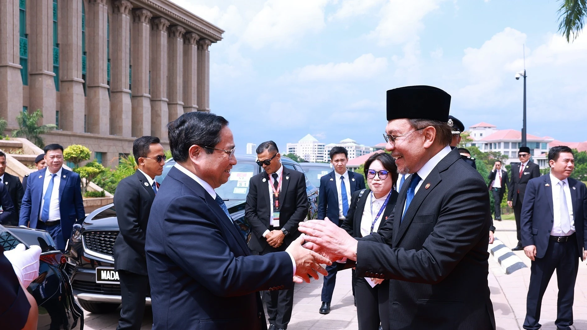 [Photo] Cérémonie d'accueil du Premier ministre Pham Minh Chinh et de son épouse lors d'une visite officielle en Malaisie photo 1