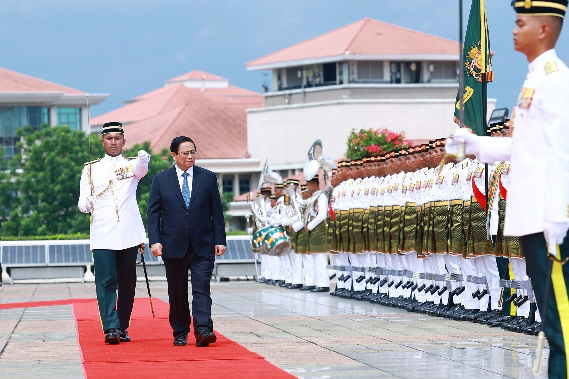 [Photo] Cérémonie d'accueil du Premier ministre Pham Minh Chinh et de son épouse en visite officielle en Malaisie photo 3