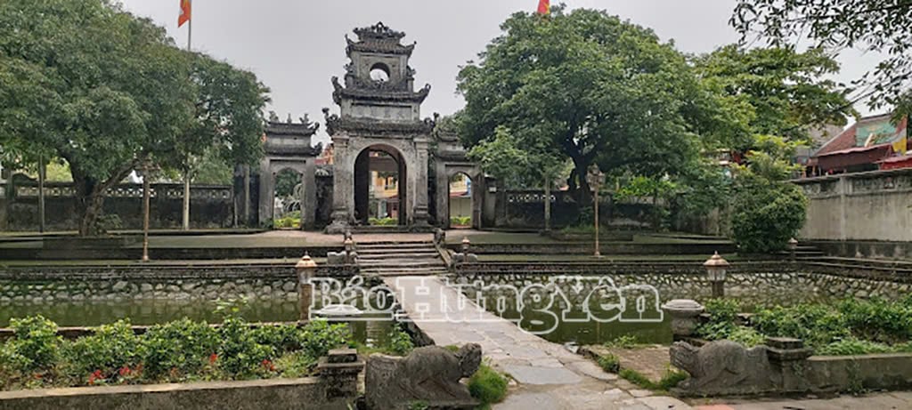 Con đường chính đạo là ba nhịp cầu đá cổ bắc ngang qua ao Mắt Rồng