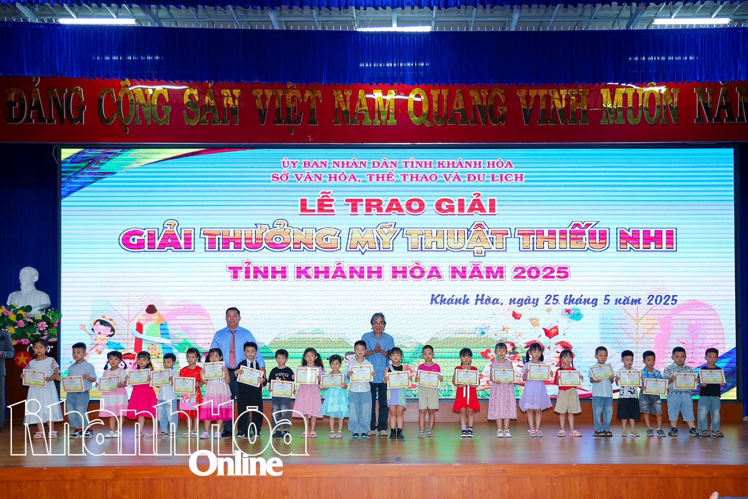 តំណាង​គណៈកម្មការ​រៀបចំ​កម្មវិធី​ប្រគល់​រង្វាន់​មត្តេយ្យ​មាស​ដល់​បេក្ខជន​ដែល​ស្នាដៃ​ឈ្នះ​រង្វាន់។
