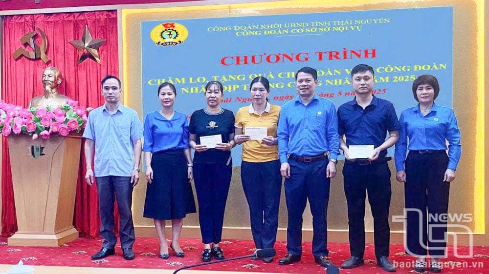 ថ្នាក់ដឹកនាំ​សហជីព​ប្រជាជន​ខេត្ត​បាន​ជូន​អំណោយ​ដល់​កម្មករ​កម្មការិនី​ដែល​ជួប​ការលំបាក។