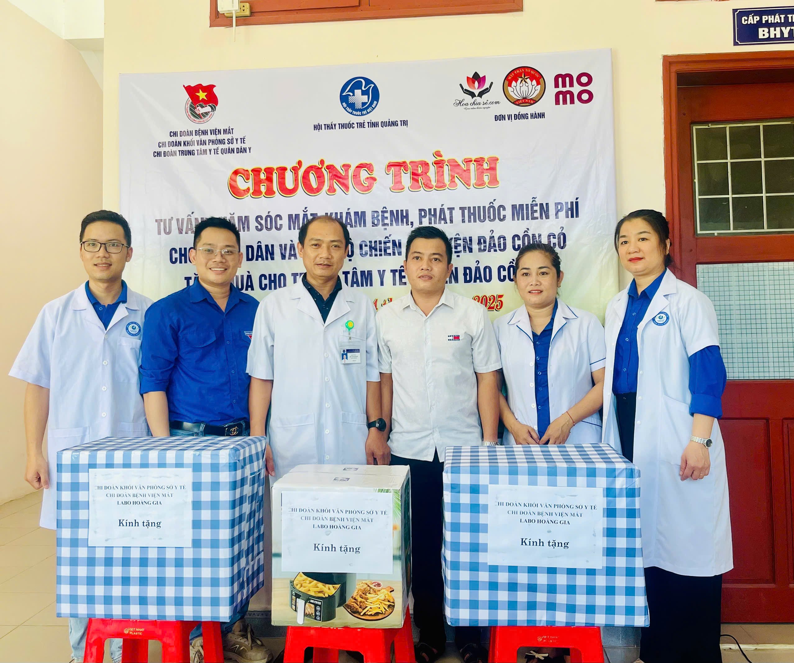 Khám, cấp phát thuốc các bệnh về mắt miễn phí cho cán bộ, chiến sĩ và người dân huyện đảo Cồn Cỏ