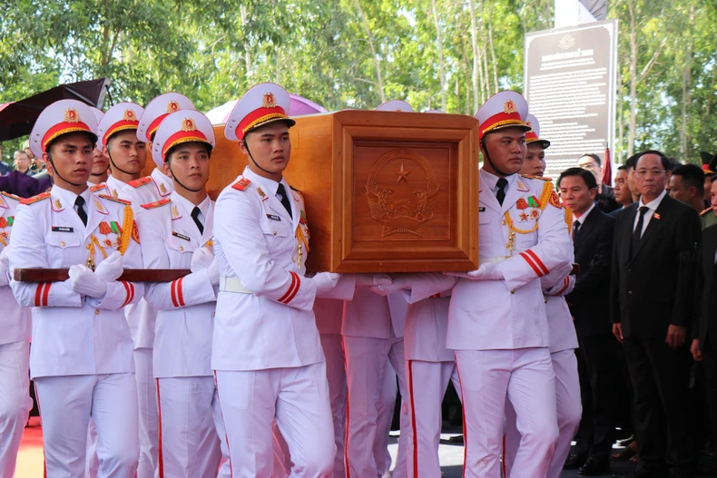 [Ảnh] Lễ an táng nguyên Chủ tịch nước Trần Đức Lương tại Quảng Ngãi ảnh 3