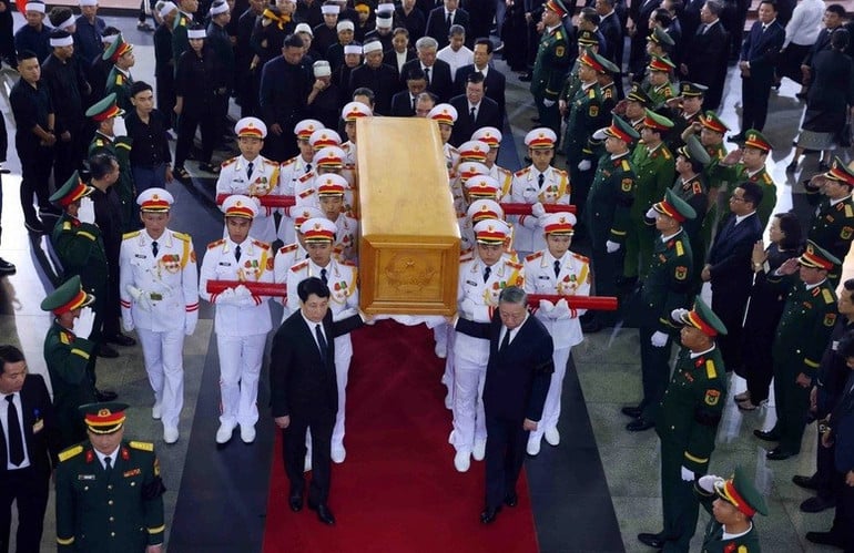 Các đồng chí lãnh đạo Đảng, Nhà nước chuyển linh cữu nguyên Chủ tịch nước Trần Đức Lương
