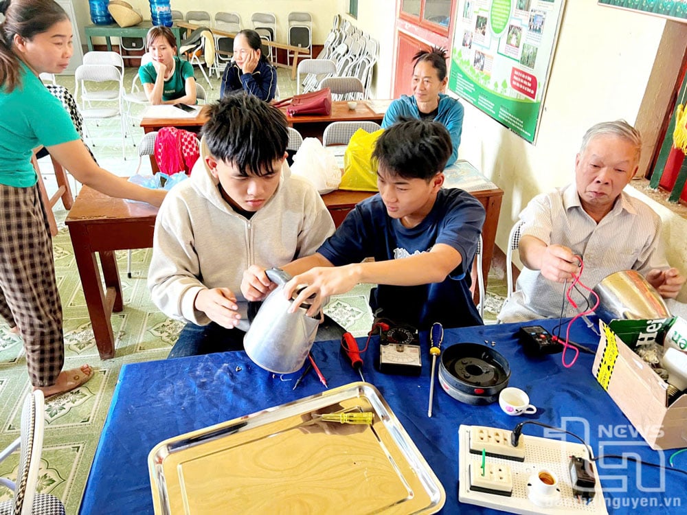 Học viên tham gia lớp đào tạo nghề sửa chữa điện tử, điện lạnh tại xã Phú Đô.