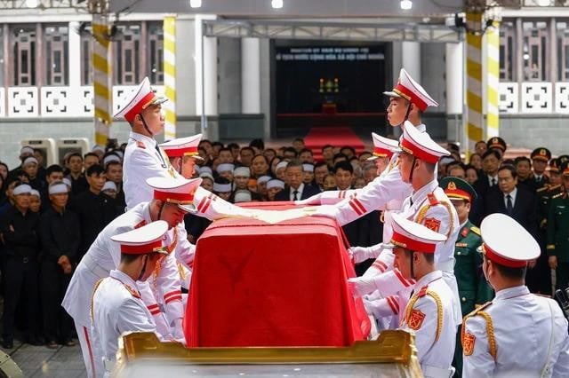 Linh cữu nguyên Chủ tịch nước Trần Đức Lương chuẩn bị được đưa lên linh xa. ẢNH: GIA HÂN