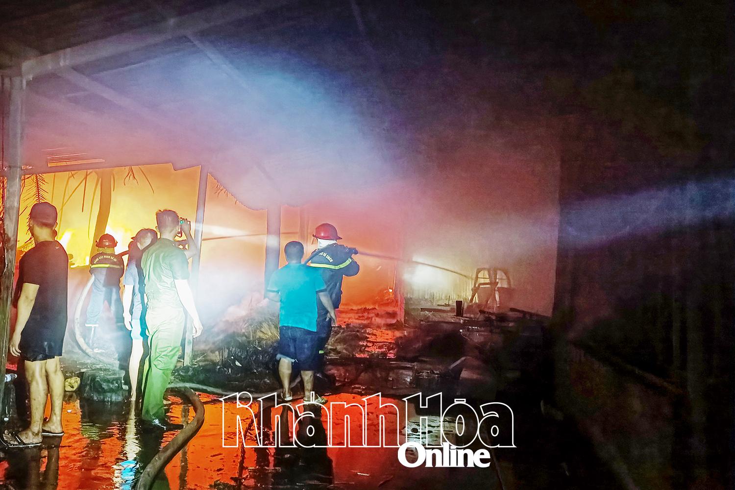 Los bomberos participan en la lucha contra un incendio que ocurrió a fines de julio de 2024 en el distrito de Van Ninh.  