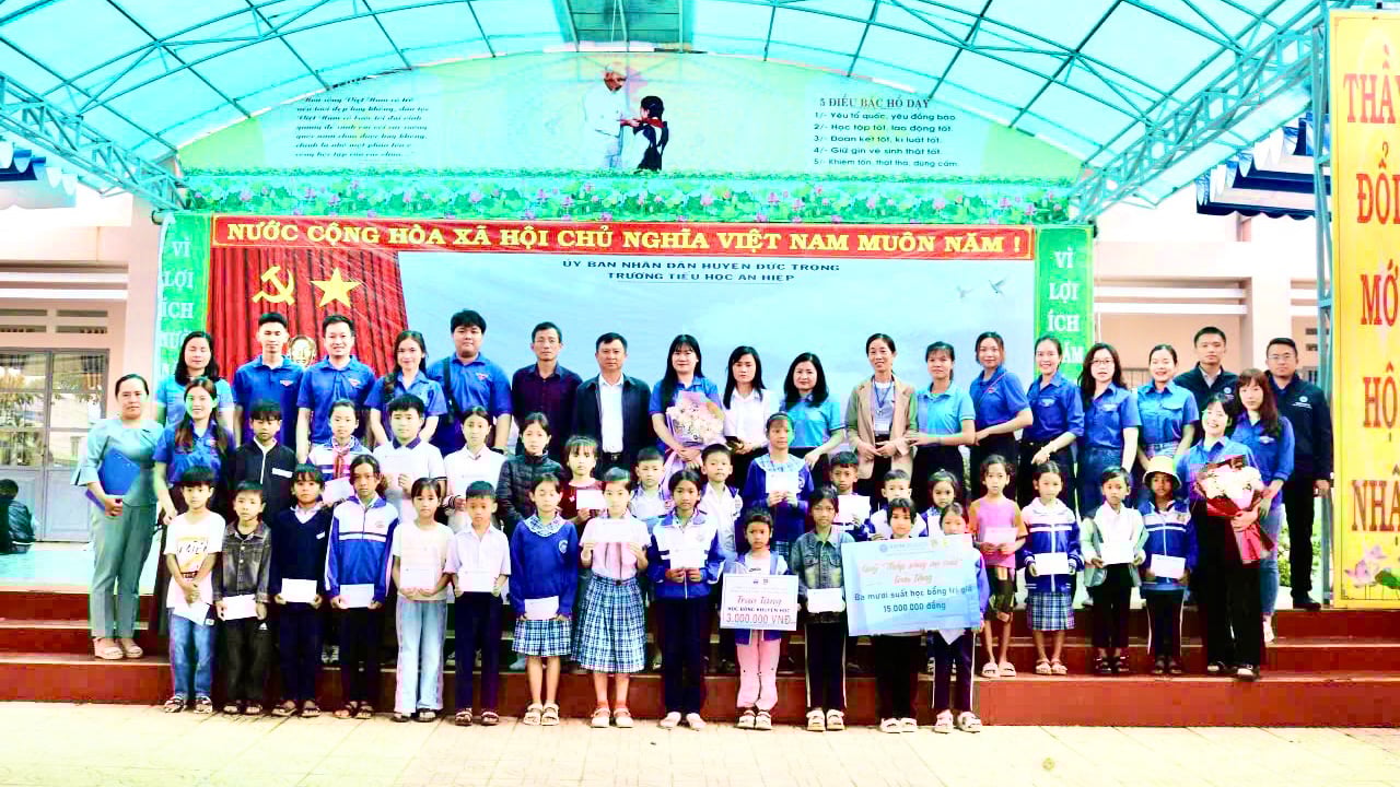 Ban Tổ chức chương trình chụp hình lưu niệm cùng các em