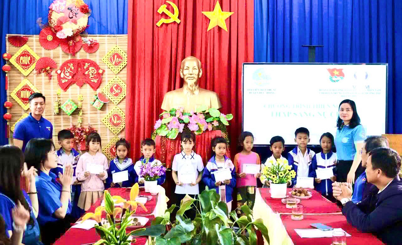 Trao học bổng cho các em học sinh