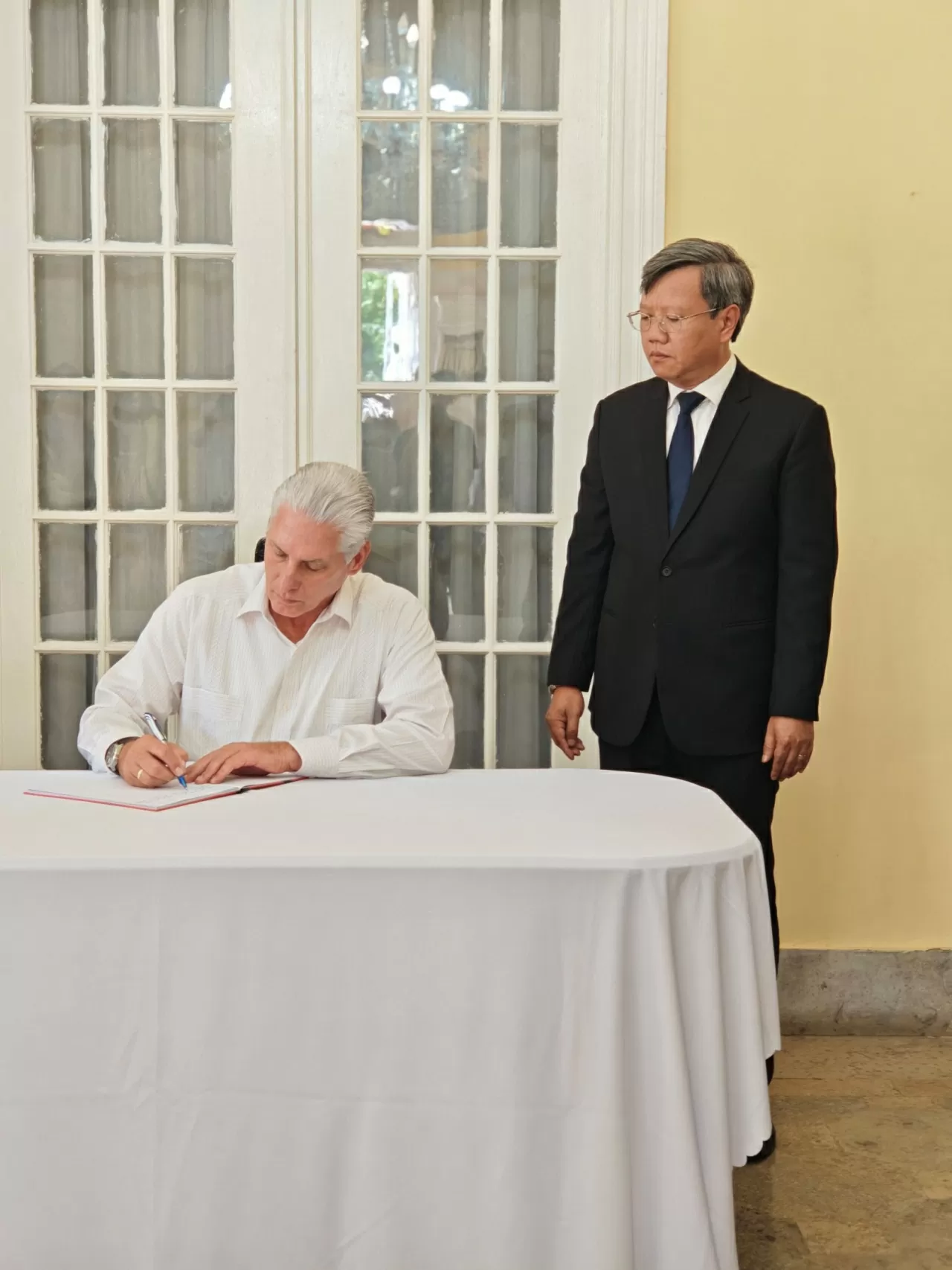 Bí thư thứ Nhất Đảng Cộng sản, Chủ tịch Cộng hoà Cuba Miguel Díaz-Canel tưởng nhớ nguyên Chủ tịch nước Trần Đức Lương