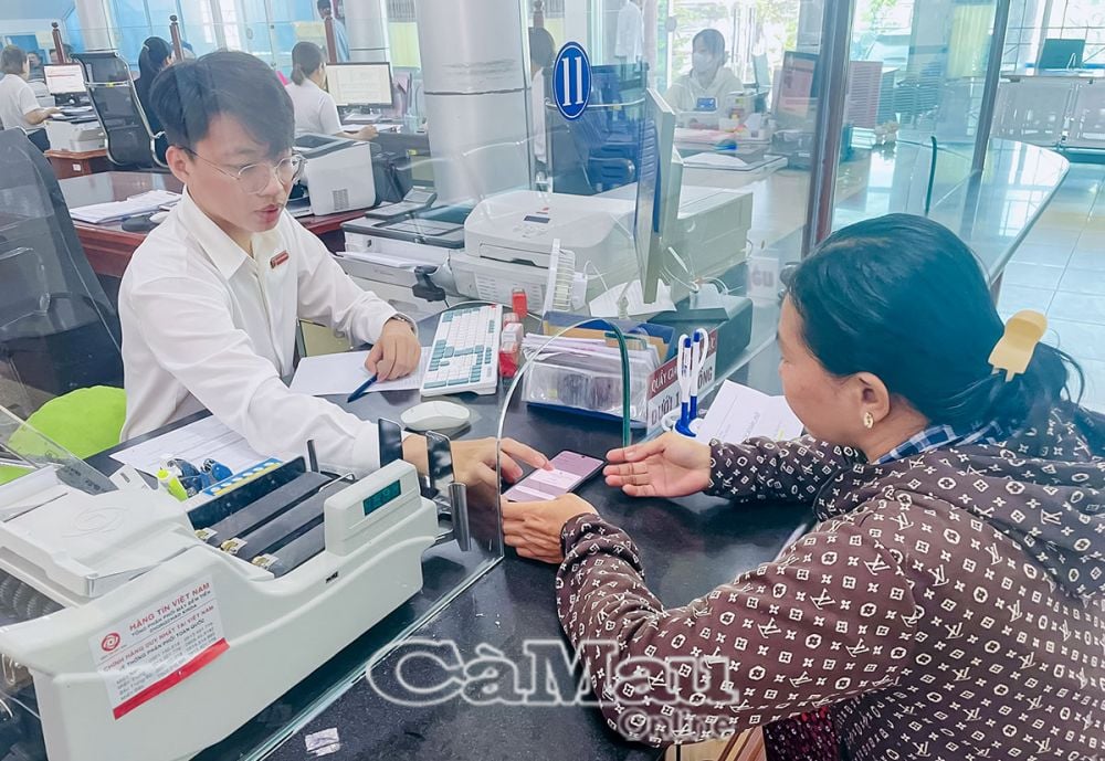 Nhân viên Agribank tư vấn gói vay ưu đãi cho khách hàng.