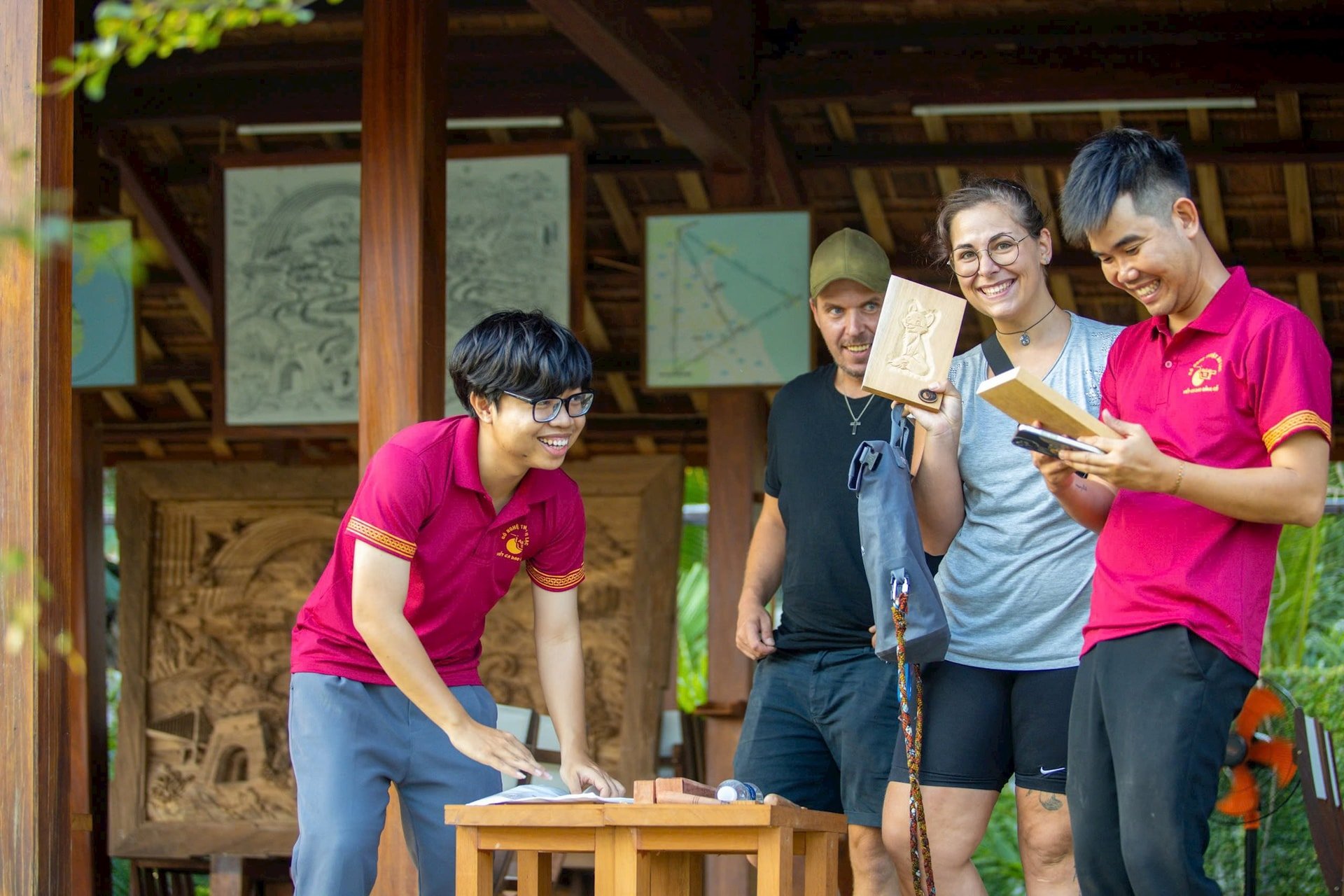 At Au Lac Cultural Tourist Site, foreign visitors are excited about the carving products. Photo: Le Trong Khang