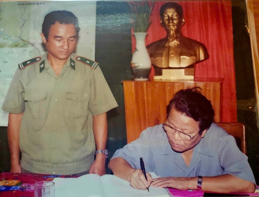 dong-chi-chu-tich-nuoc-tran-duc-luong-ghi-so-vang-truyen-thong-tai-don-bien-phong-cua-khau-ia-klar-nam-1999-5314.jpg