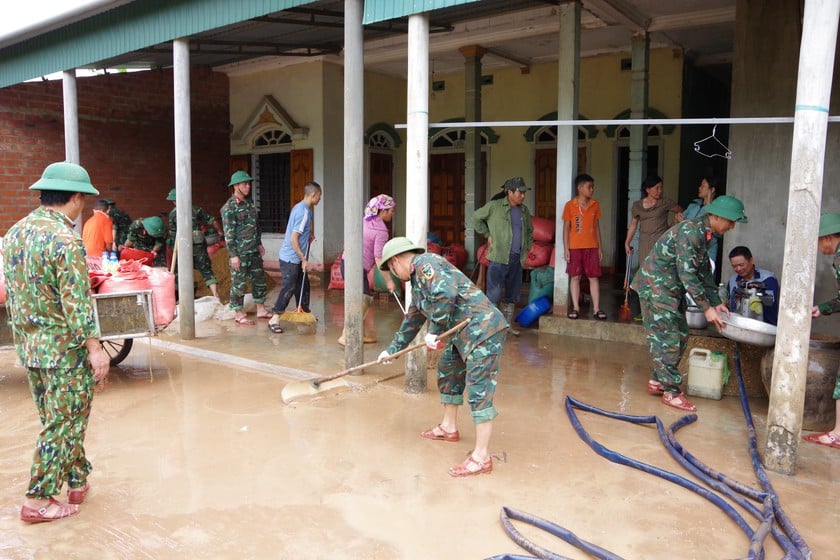 Đến chiều 25/5, tại Hà Tĩnh đã ngớt mưa, tạnh ráo, nước ngập lụt trên các khu vực dân cư đang rút dần, lực lượng chức năng giúp người dân khắc phục hậu quả mưa lũ. Ảnh: PV