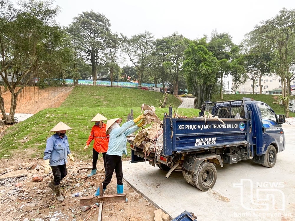 សំរាមនៅតំបន់ទេសចរណ៍បឹង Nui Coc ត្រូវបានប្រមូល និងដឹកជញ្ជូនជាបន្តបន្ទាប់ទៅកាន់ទីតាំងដែលបានកំណត់។