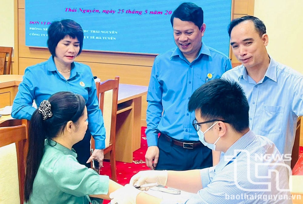 កម្មករទទួលឈាម និងពិនិត្យសុខភាពដោយឥតគិតថ្លៃ។        