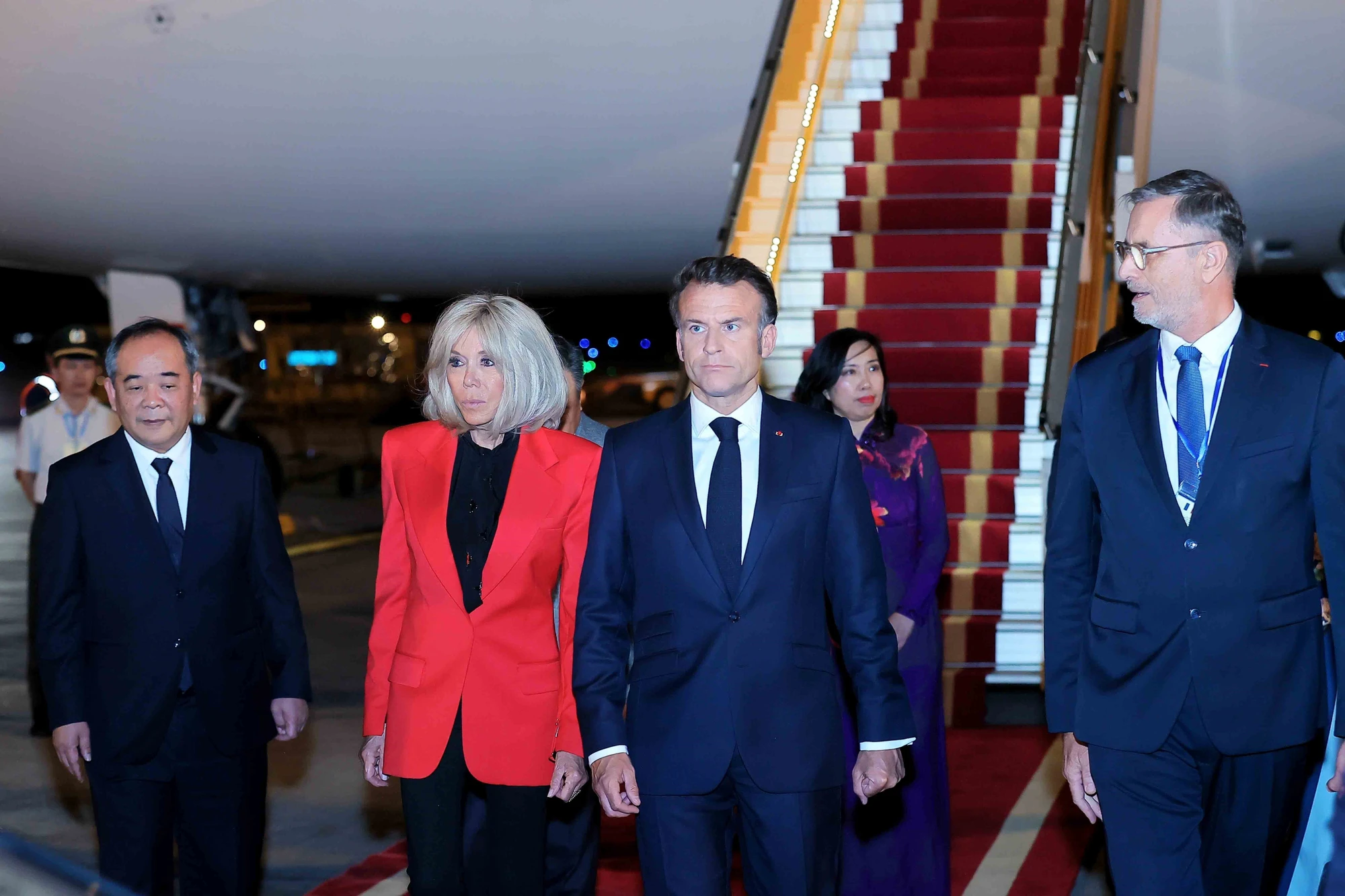[Ảnh] Tổng thống Pháp Emmanuel Macron và Phu nhân bắt đầu thăm cấp Nhà nước tới Việt Nam ảnh 2