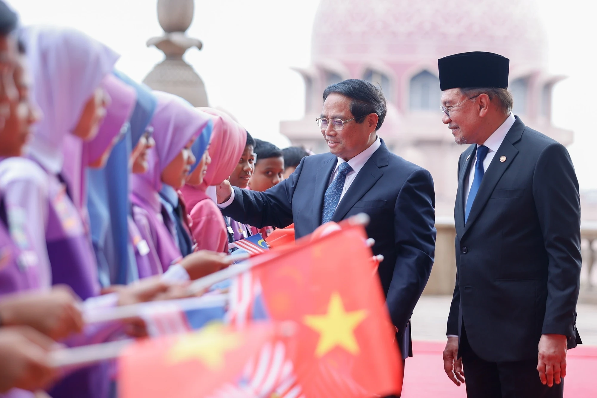 [Photo] Cérémonie d'accueil du Premier ministre Pham Minh Chinh et de son épouse en visite officielle en Malaisie photo 10