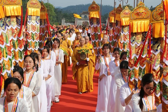 Hàng nghìn người cung nghinh xá lợi Đức Phật tại Yên Tử  - Ảnh 7.