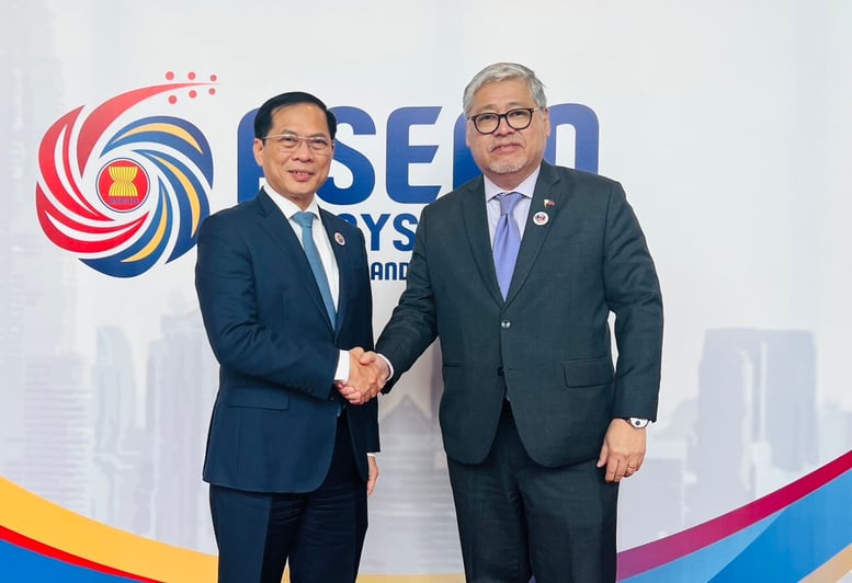 Việt Nam, Philippines nhất trí tăng cường vai trò trung tâm của ASEAN- Ảnh 1.
