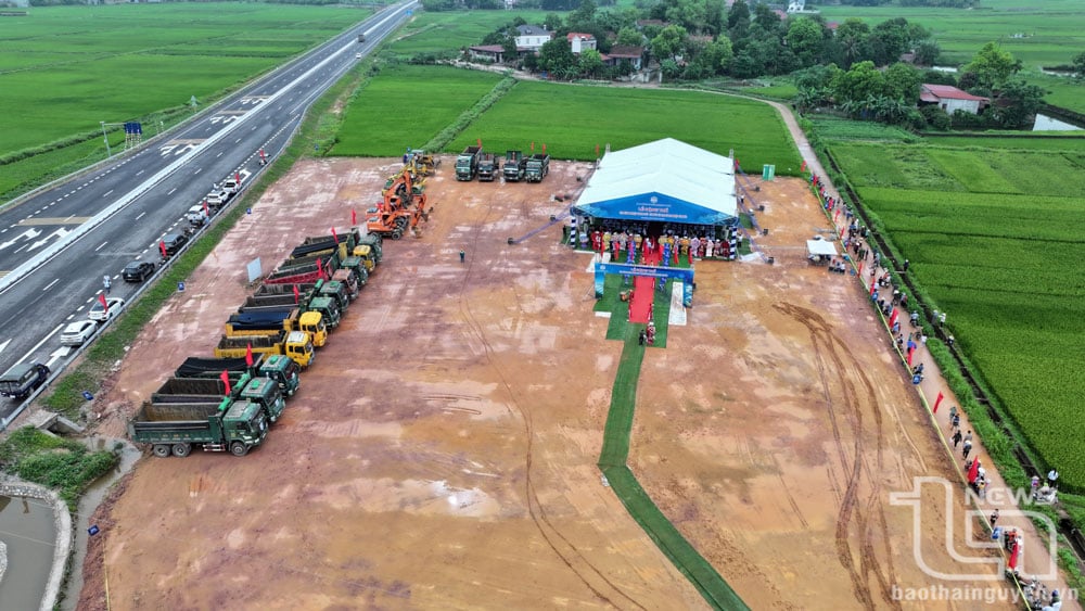 Luong Phu -Tan Duc Industrial Cluster និងTan Duc Industrial Cluster (Phu Binh) ត្រូវបានគ្រោងទុកនៅជិតផ្លូវ Ring Road V ងាយស្រួលសម្រាប់ចរាចរណ៍ បង្កើនភាពទាក់ទាញដល់អ្នកវិនិយោគបន្ទាប់បន្សំ។