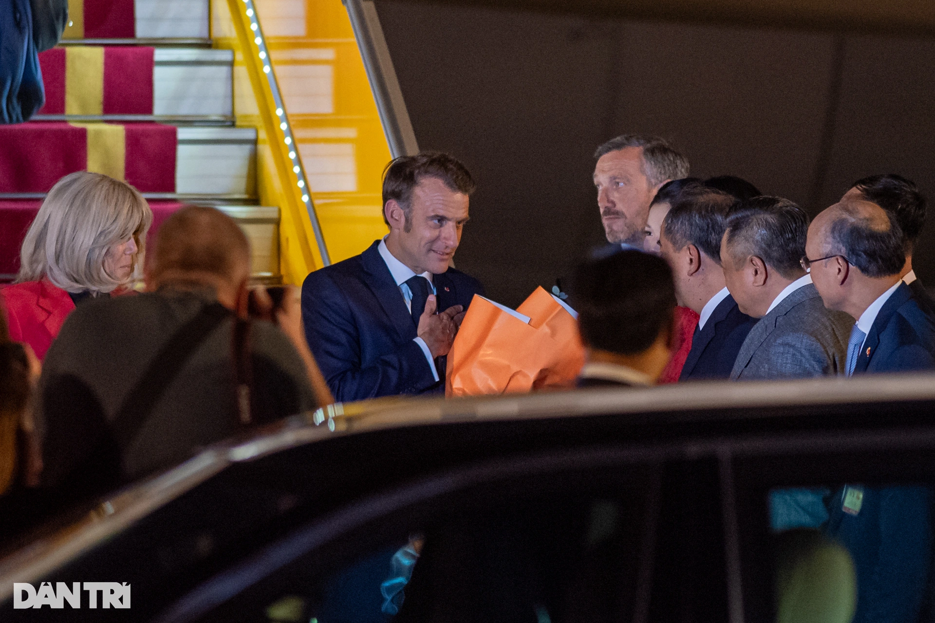 Hình ảnh Tổng thống Pháp Emmanuel Macron cùng Phu nhân tại sân bay Nội Bài