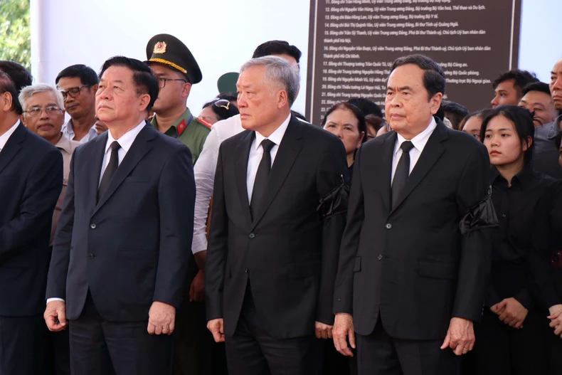 [Ảnh] Lễ an táng nguyên Chủ tịch nước Trần Đức Lương tại Quảng Ngãi ảnh 1