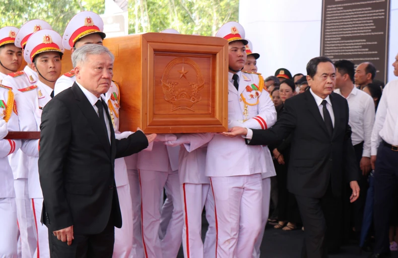 [Ảnh] Lễ an táng nguyên Chủ tịch nước Trần Đức Lương tại Quảng Ngãi ảnh 2