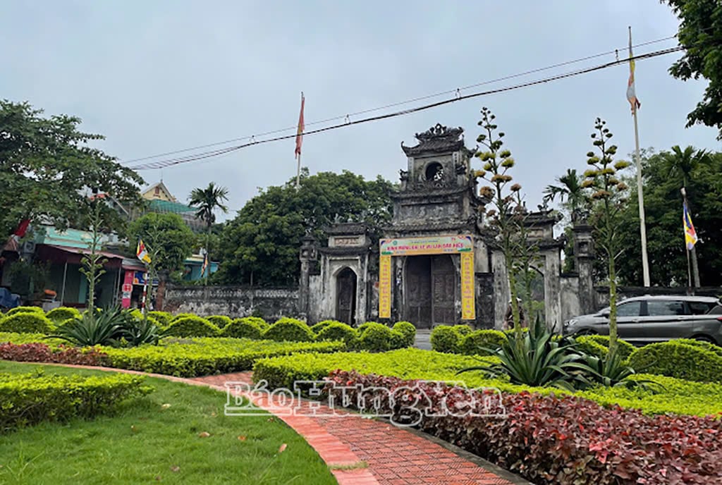 Cổng Tam Quan cổ kính rêu phong của chùa Chuông