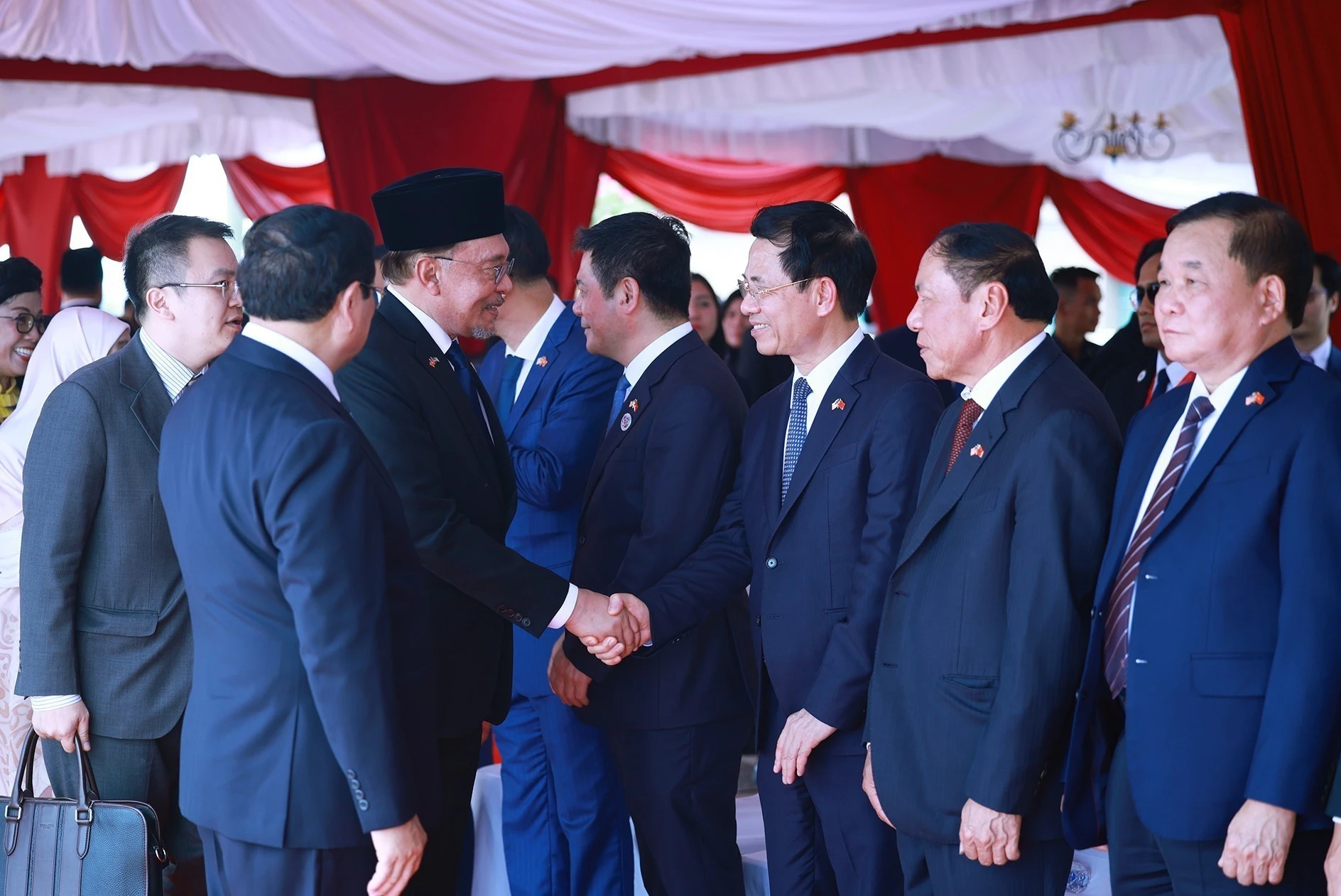 [Photo] Cérémonie d'accueil du Premier ministre Pham Minh Chinh et de son épouse en visite officielle en Malaisie photo 7