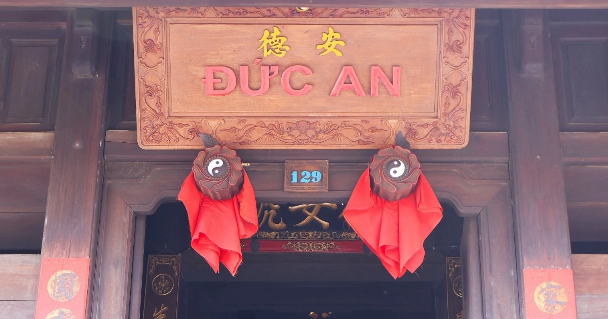 Discover the "eyes" on the doors of ancient houses in Hoi An