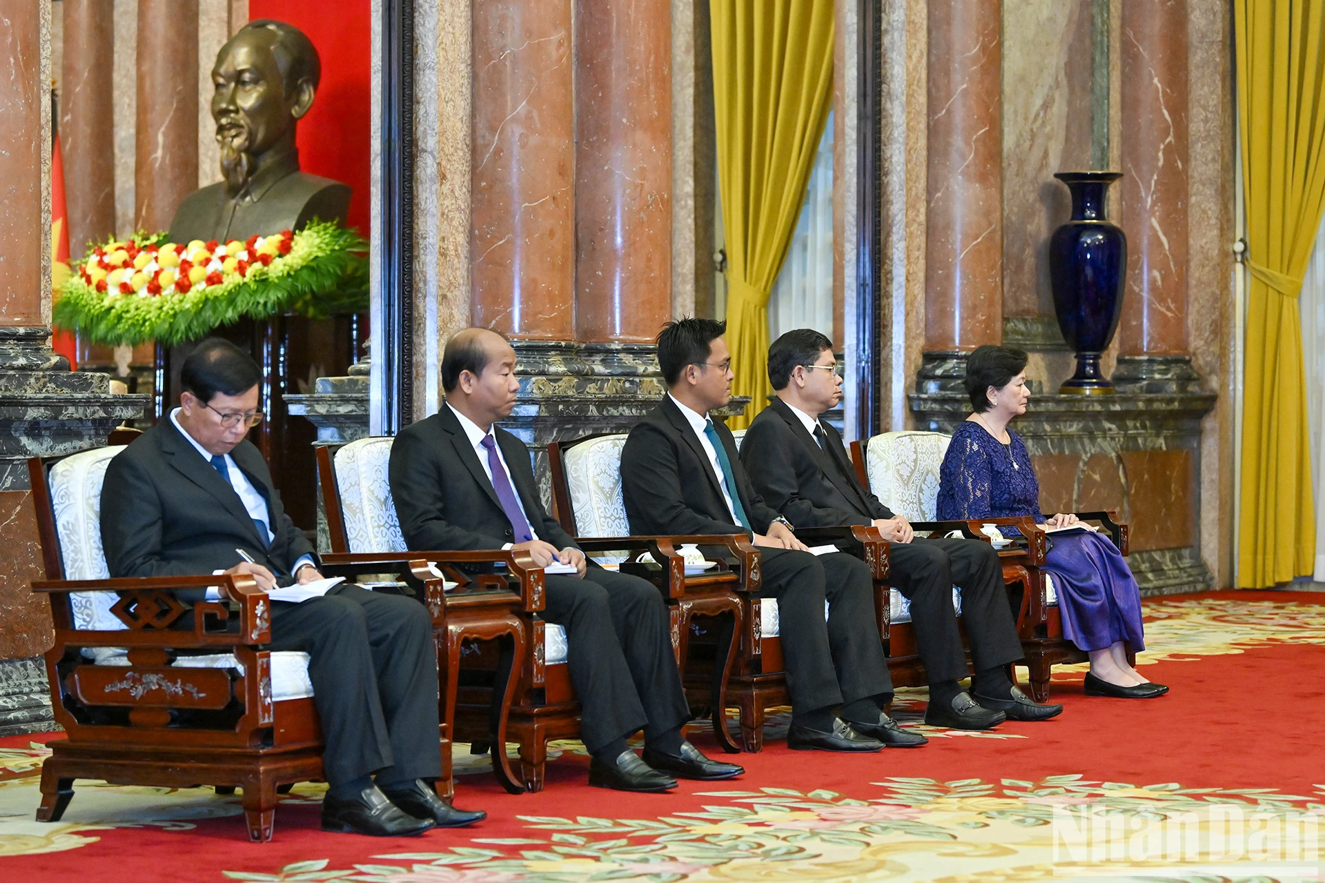 [រូបថត] លោកប្រធាន ហ្លួង គួង ទទួលជួបអនុប្រធានគណបក្សប្រជាជនកម្ពុជា ម៉ែន សំអន រូបថតទី៦